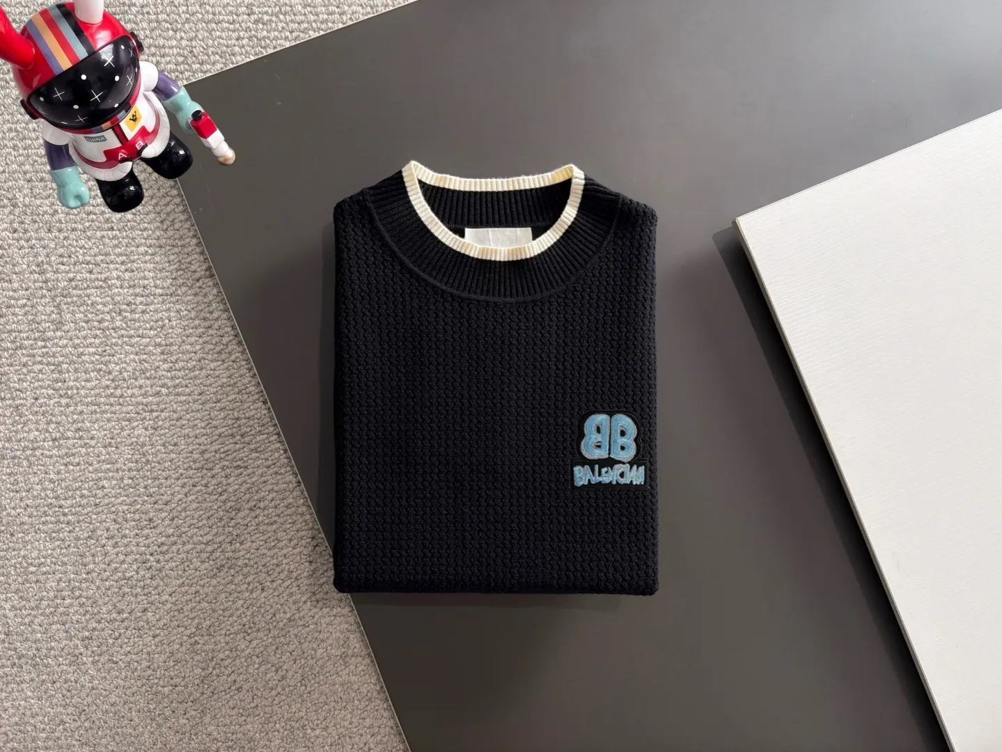 Next day shipping P195 Balenciaga high quality 2026 autumn and winter official website latest sweater, on sale at the same time at the counter Hot Sale! Specially made of wool blended fabric. It feels comfortable and can be directly in contact with the skin. The logo badge is exquisitely embroidered, which is extremely eye-catching! The details highlight the fashionable charm of big brands. Exquisite workmanship. Three-dimensional cutting style. The wearing effect is invincible and handsome! All three standards are complete! Sizes:M-3XL